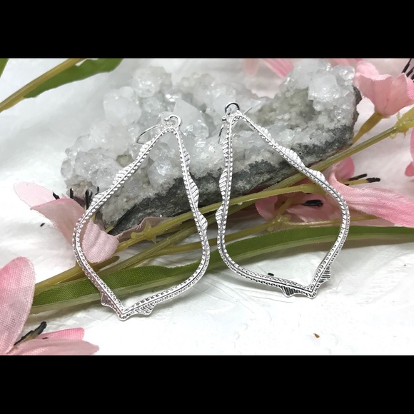 NEW 🌼 Silver teardrop filigree frame earring - Picture 5 of 8